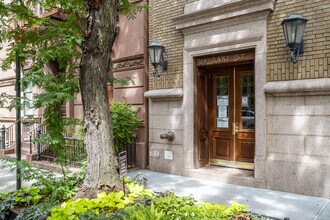 30-32 Horatio St in New York, NY - Building Photo - Building Photo