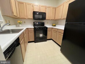12016 Taliesin Pl-Unit -11 in Reston, VA - Building Photo - Building Photo
