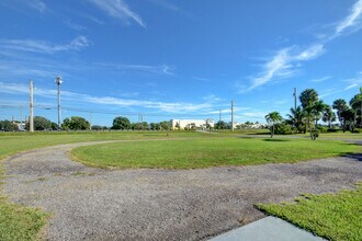 6698 Belvedere Rd in West Palm Beach, FL - Foto de edificio - Building Photo