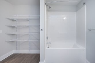 Cherokee Landing in Greenville, SC - Building Photo - Interior Photo