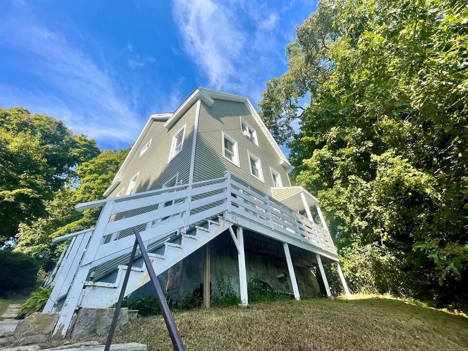 216 Vauxhall St in New London, CT - Building Photo