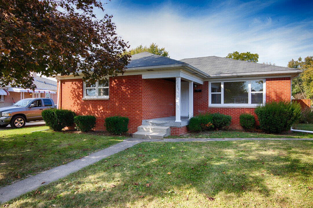 2202 Main St in Beech Grove, IN - Building Photo