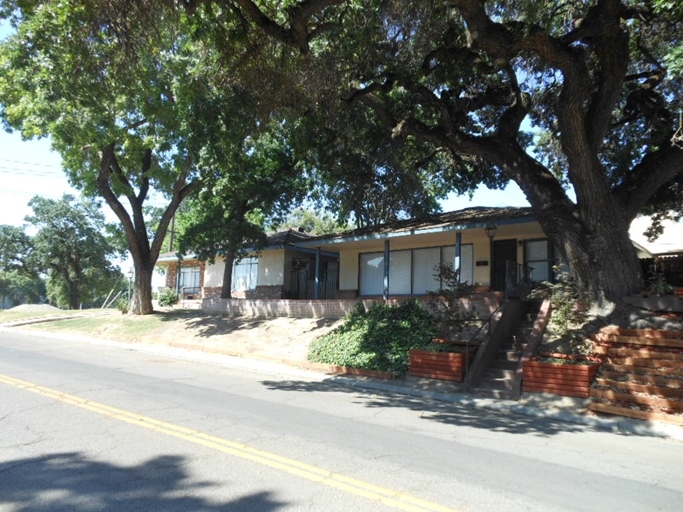 103-111 N Morton Blvd in Modesto, CA - Foto de edificio