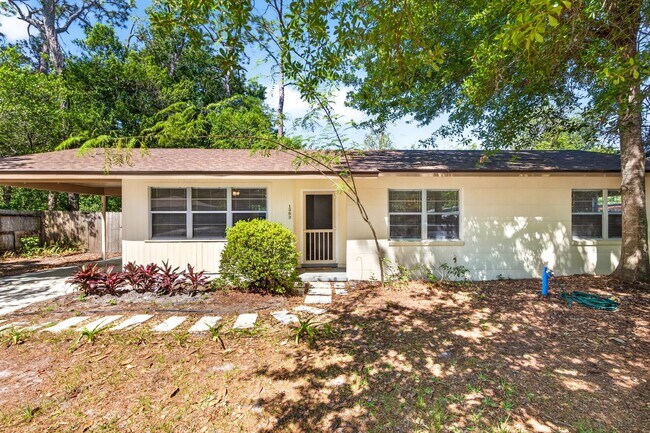 1302 NE 14th Ter in Gainesville, FL - Building Photo - Building Photo