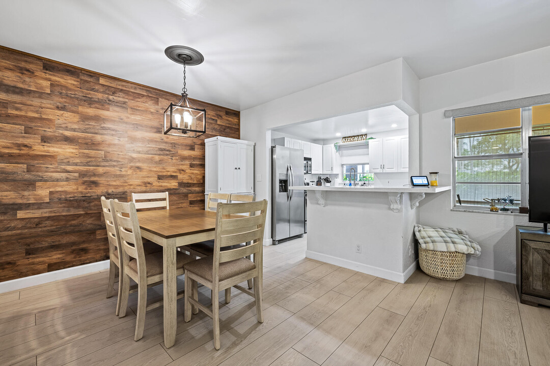 100 Royal Palm Way in Boca Raton, FL - Building Photo