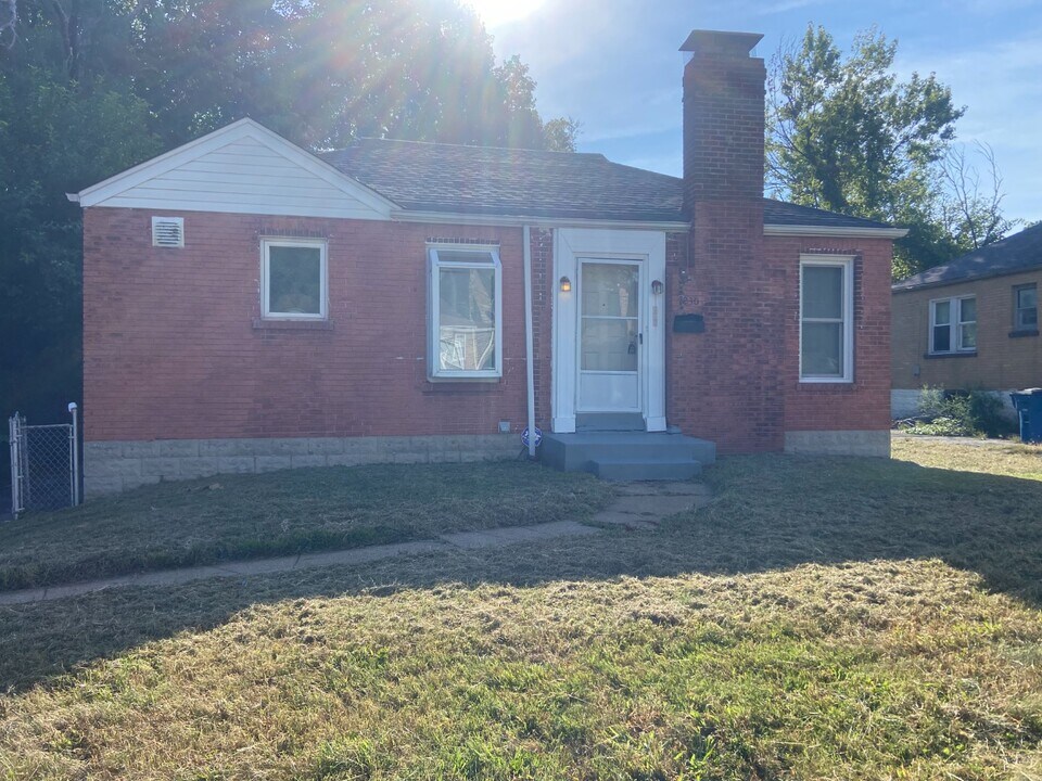 230 Newell Dr in Ferguson, MO - Building Photo