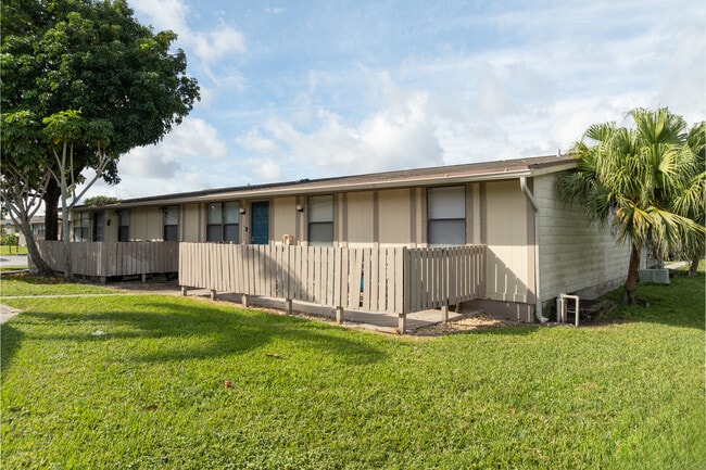 Thymewood in Hialeah, FL - Foto de edificio - Building Photo