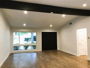 5800 N Hampton Dr in Austin, TX - Building Photo - Building Photo