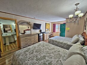 103 Charles St in Deadwood, SD - Foto de edificio - Building Photo