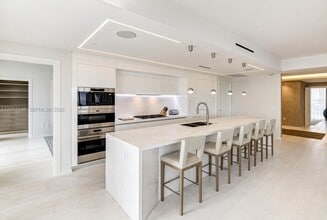 1 Collins Ave, Unit 606 in Miami Beach, FL - Foto de edificio - Building Photo