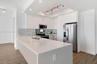 1500 Bay Rd in Miami Beach, FL - Building Photo - Building Photo