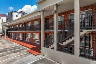 Stadium View Condominiums in Tallahassee, FL - Foto de edificio - Building Photo