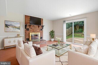 9207 Hunting Pines Pl in Fairfax, VA - Building Photo - Building Photo