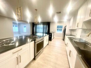 22020 Viscanio in Los Angeles, CA - Building Photo - Building Photo