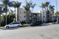 Sylvan Apartments in Van Nuys, CA - Foto de edificio - Building Photo