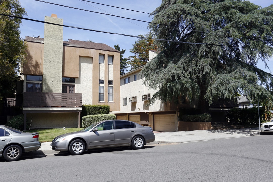 8745-8753 Etiwanda Ave in Northridge, CA - Foto de edificio