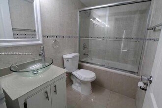 5775 W 20th Ave in Hialeah, FL - Foto de edificio - Building Photo