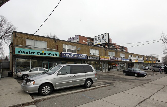 3262-3302 W Lake Shore Blvd in Toronto, ON - Building Photo - Building Photo