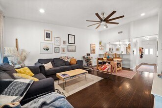 1101 Hollow Creek Dr in Austin, TX - Building Photo - Building Photo