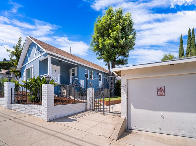 2811 Angus St in Los Angeles, CA - Foto de edificio - Building Photo
