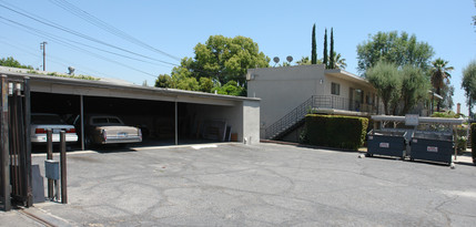215 W Cypress Ave in Monrovia, CA - Foto de edificio - Building Photo