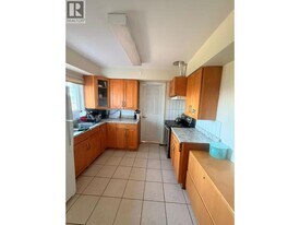 4722 Ridgelawn Dr in Burnaby, BC - Building Photo
