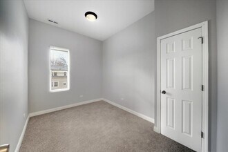 3002 E 81st St in Chicago, IL - Foto de edificio - Building Photo