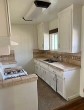 2544 N Buena Vista St in Burbank, CA - Foto de edificio - Building Photo