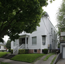 2831-2833 NE Couch St in Portland, OR - Building Photo - Building Photo