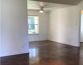 90 County Rd 2269 in Cleveland, TX - Foto de edificio - Building Photo