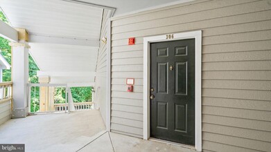 13058 Autumn Woods Way-Unit -306 in Fairfax, VA - Foto de edificio - Building Photo