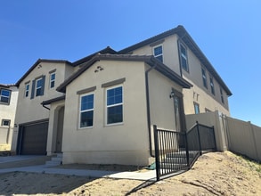 24392 Calle La Roca in Santa Clarita, CA - Foto de edificio - Building Photo