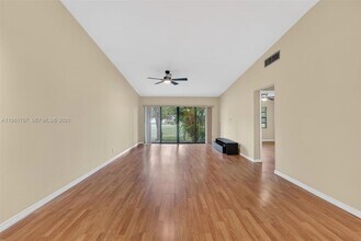 9315 Wedgewood Dr, Unit B19 in Tamarac, FL - Building Photo - Building Photo