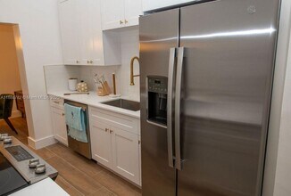2033 SW 62nd Ave in Miami, FL - Building Photo - Building Photo