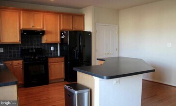 12586 Birkdale Way in Fairfax, VA - Building Photo - Building Photo