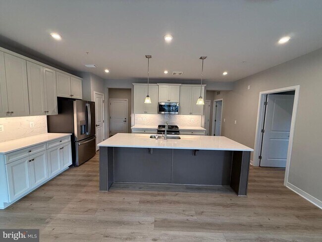 4395 Peach Lily Ln-Unit -303 in Chantilly, VA - Building Photo - Building Photo