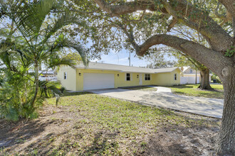 678 Riverside Dr in Palm Beach Gardens, FL - Building Photo - Building Photo