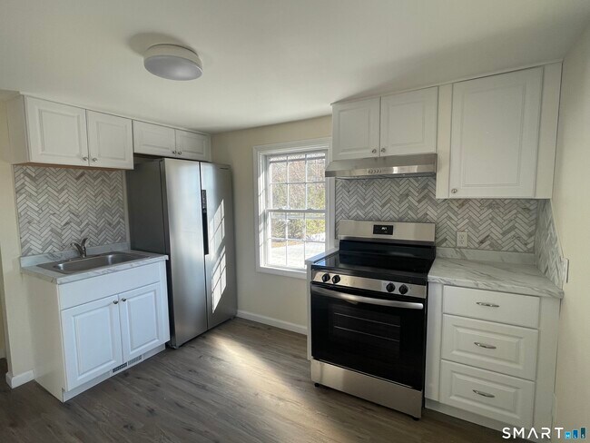 266 Hebron Ave in Glastonbury, CT - Building Photo - Building Photo