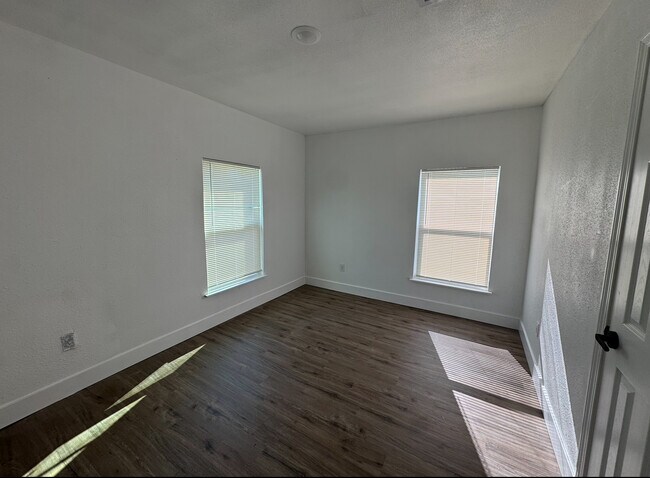 1203 W 6th St in Freeport, TX - Foto de edificio - Building Photo