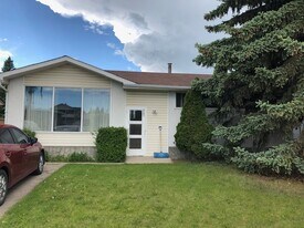 4502-4555 55 Ave in Olds, AB - Building Photo