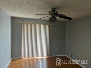 102 Albury Way in North Brunswick, NJ - Building Photo - Building Photo