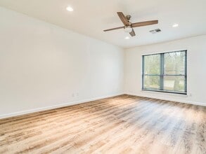 8305 Summer Side Dr in Austin, TX - Building Photo - Building Photo