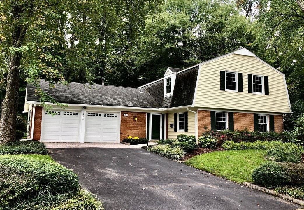 1776 Crofton Pkwy in Crofton, MD - Building Photo