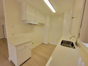 13531 Wyandotte St, Unit 9 in Los Angeles, CA - Building Photo - Building Photo