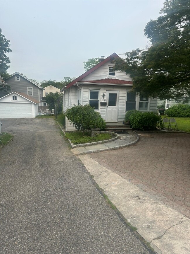 44 Perry Ave in Bayville, NY - Building Photo - Building Photo