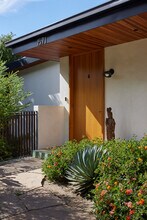 1571 Wildwood Dr in Los Angeles, CA - Building Photo - Building Photo