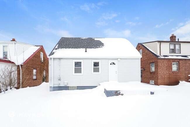 15804 Throckley Ave in Cleveland, OH - Foto de edificio - Building Photo