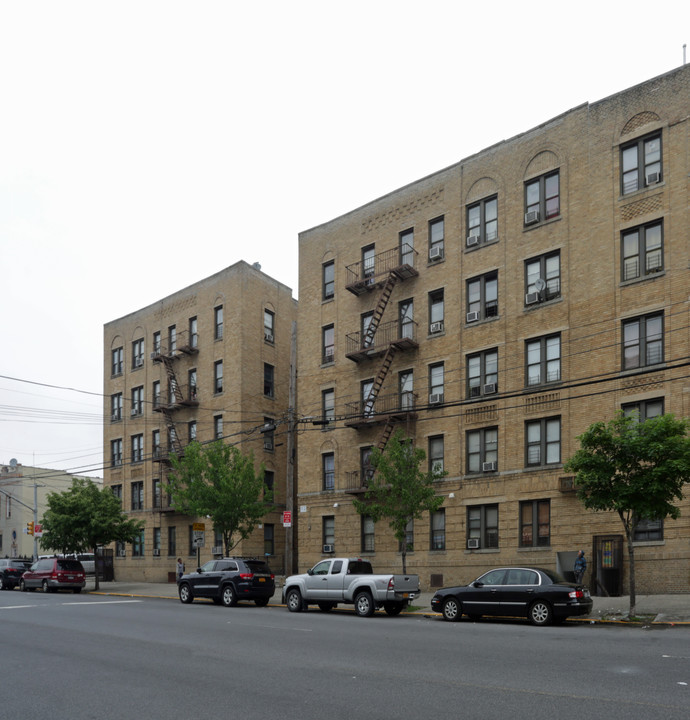 1826 White Plains Rd in Bronx, NY - Foto de edificio