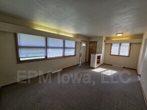 1522 W 4th St in Cedar Falls, IA - Building Photo - Building Photo