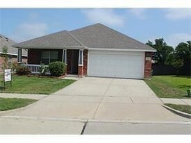 1237 Sandpiper Dr in Aubrey, TX - Building Photo